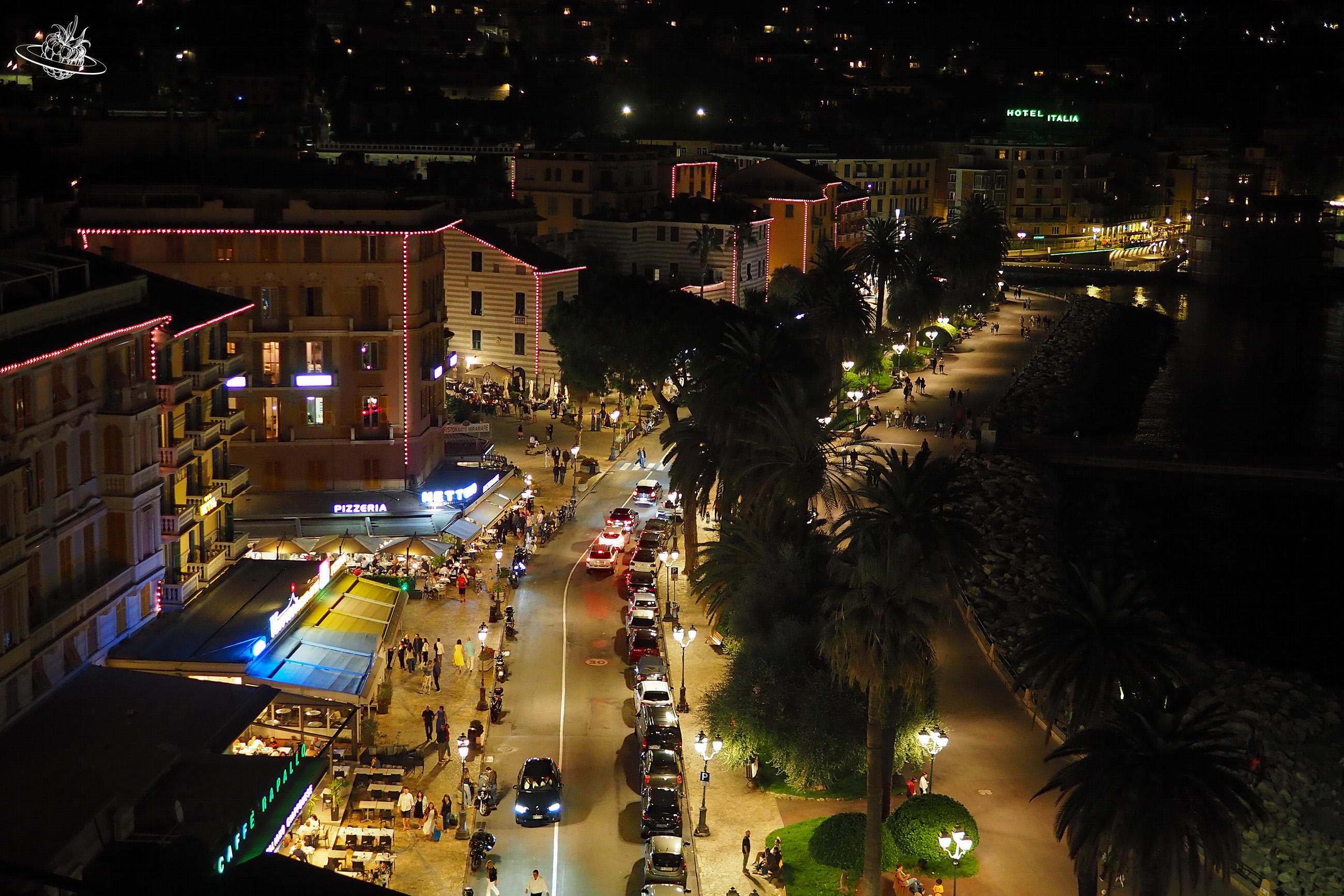 Nächtlicher Blick auf eine beleuchtete Strasse