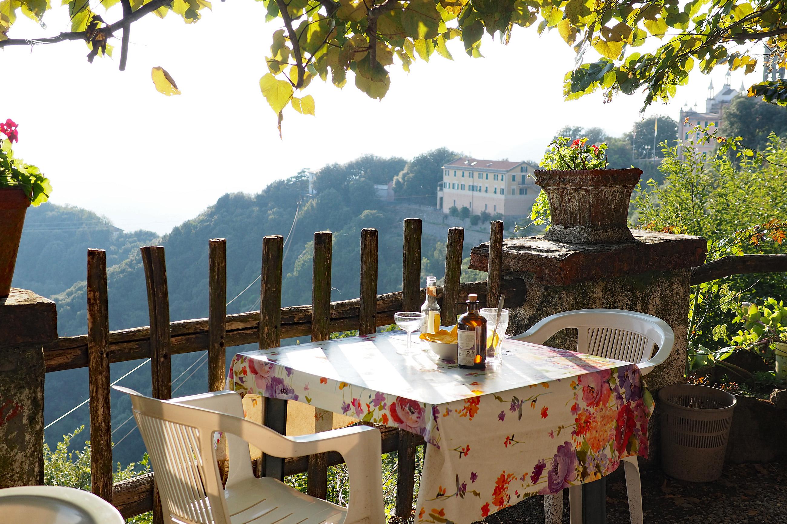 Gedeckter Tisch mit Kloster im Hintergrund