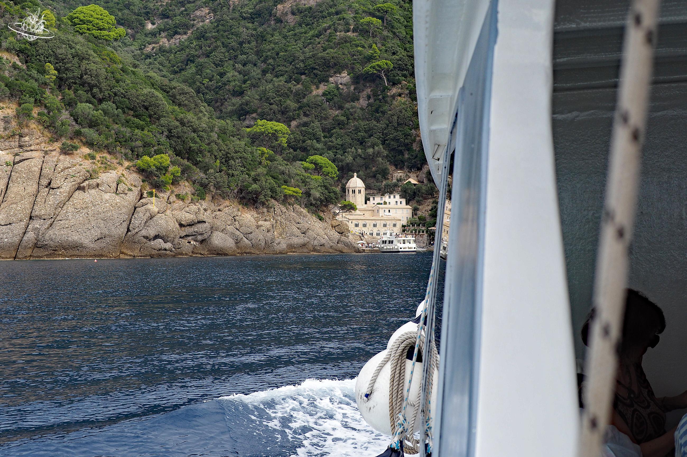 Blick aus einem Schiff auf ein Kloter am Ufer