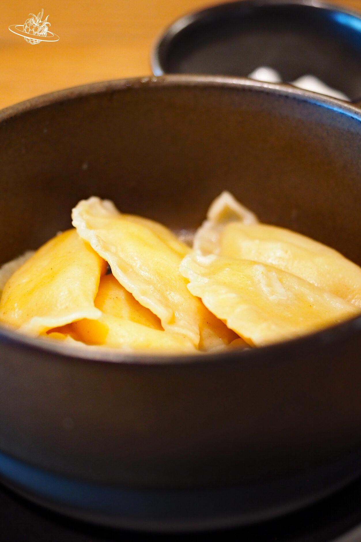 Momos - gefüllte Teigfladen in der Schüssel