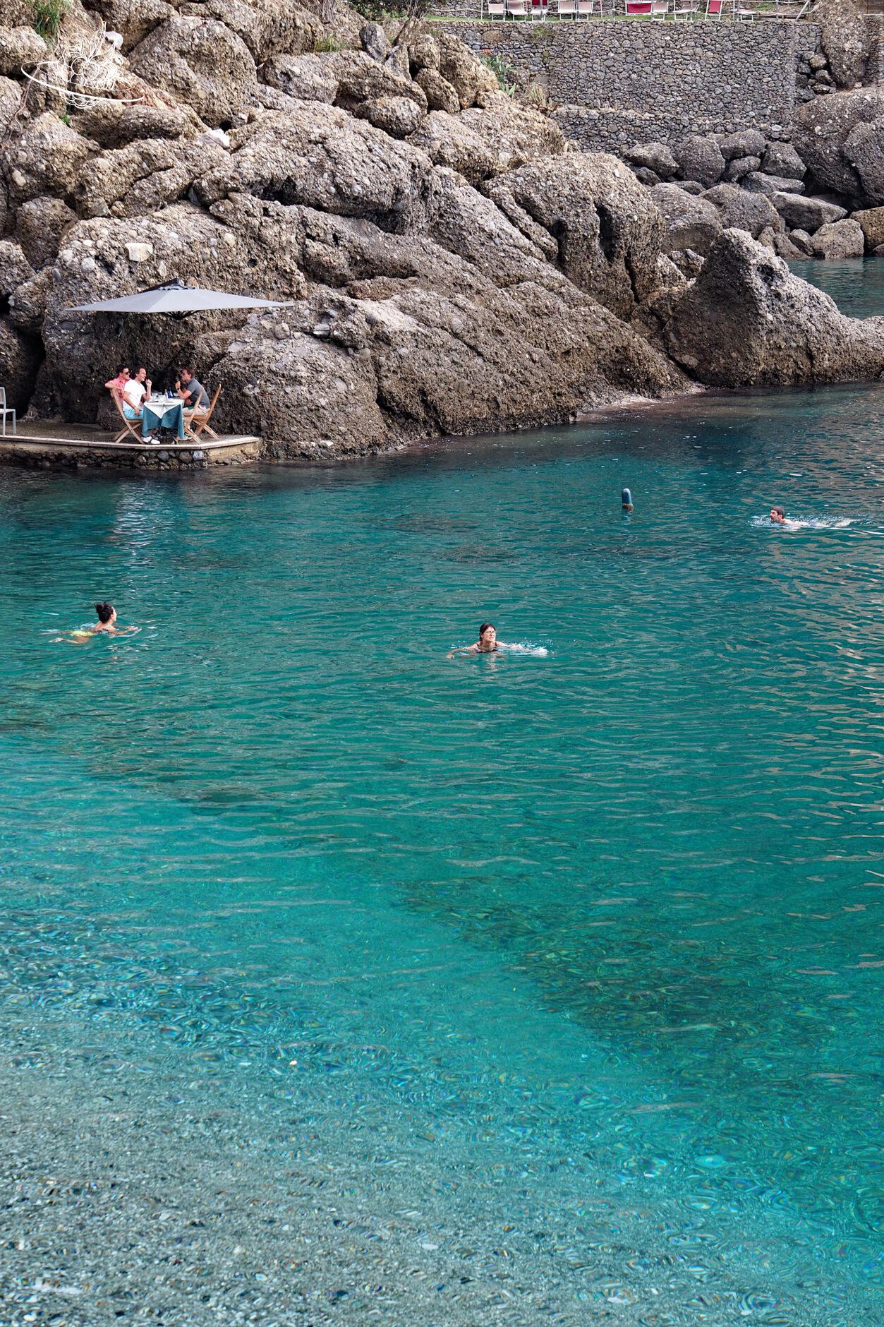 Menschen Baden im türkisfarbigen Meer