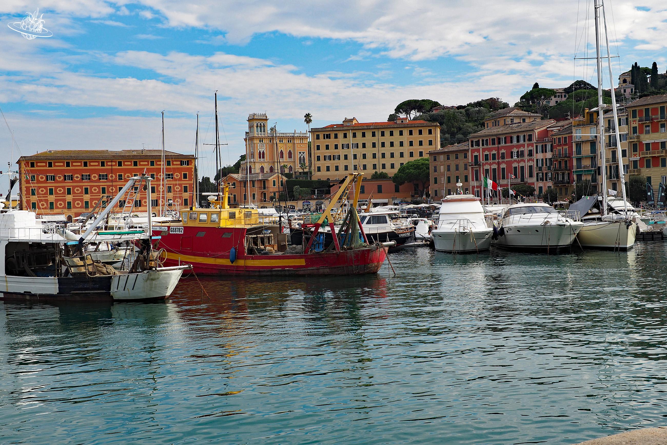 Boote mit farbigen Häusern