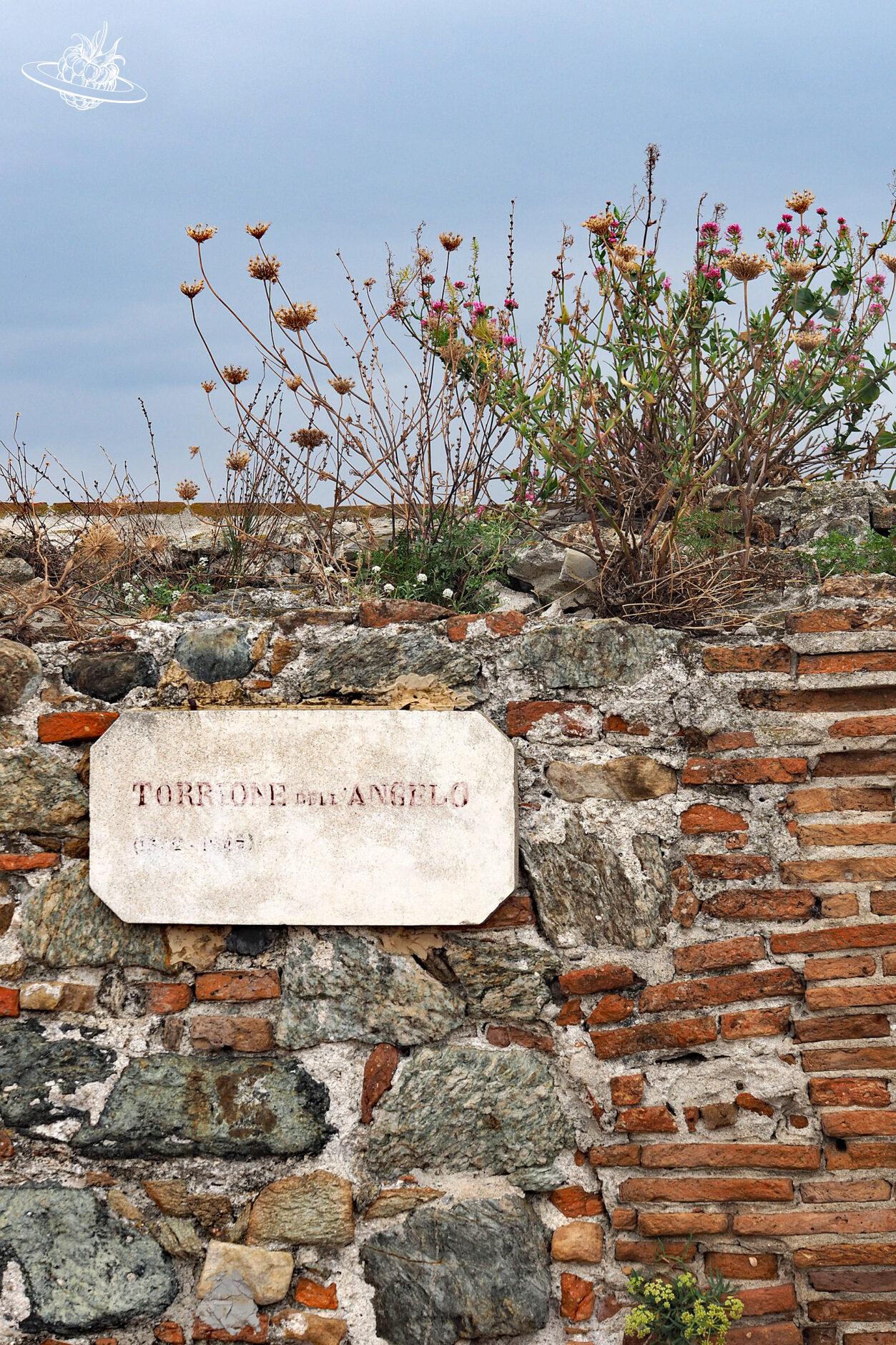 Alte, teils verfallene Mauer