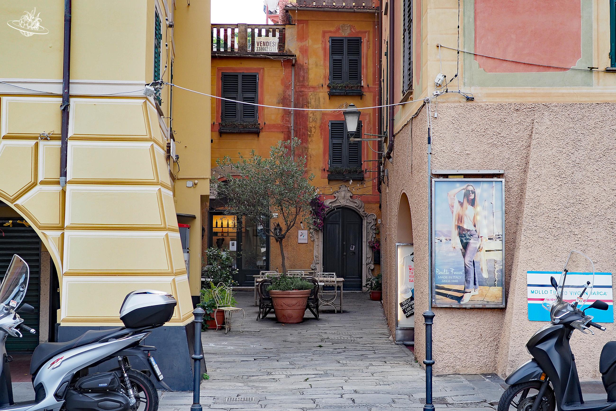 Schönes Quartier mit bunten Fassaden und Olivenbäumen