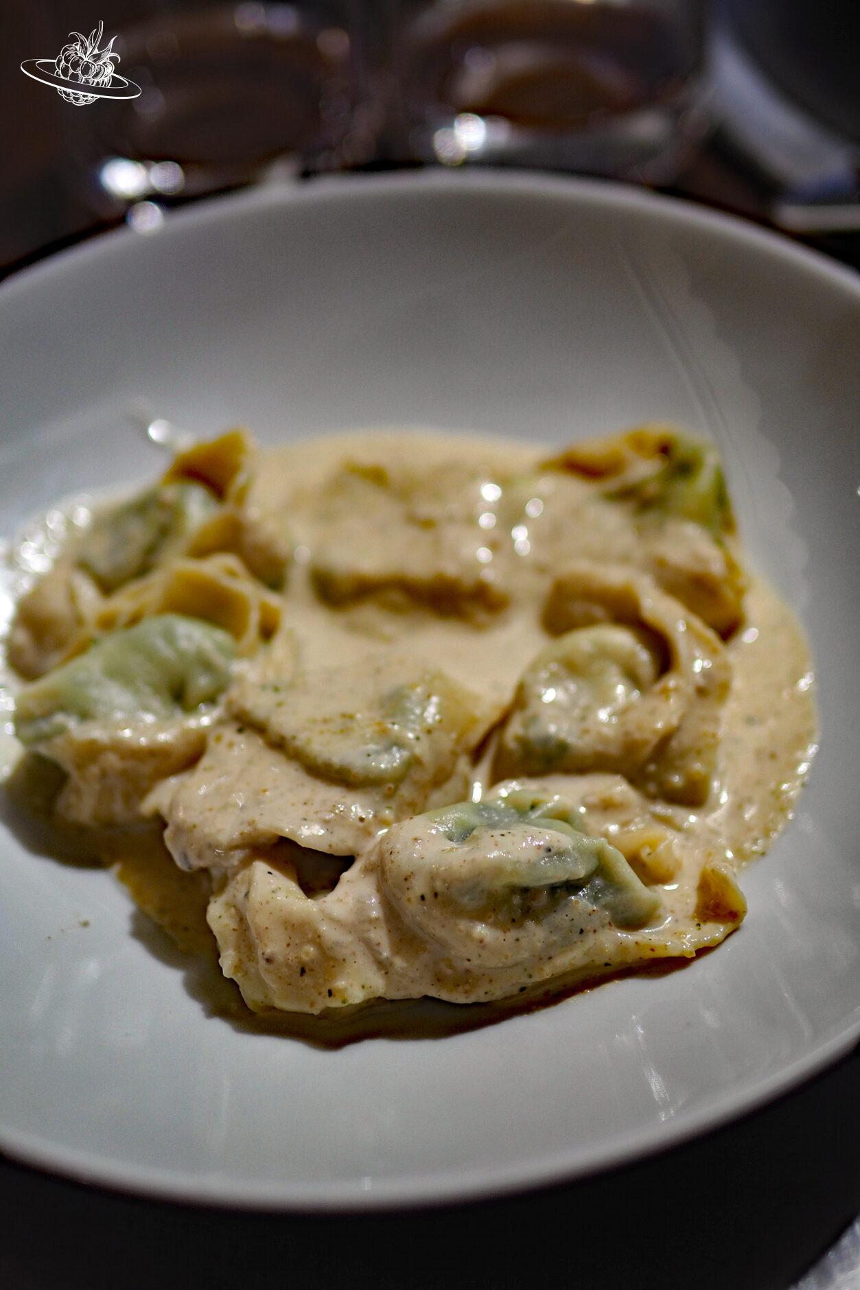 verschiedenfarbige Tortellini mit einer hellen Sauce