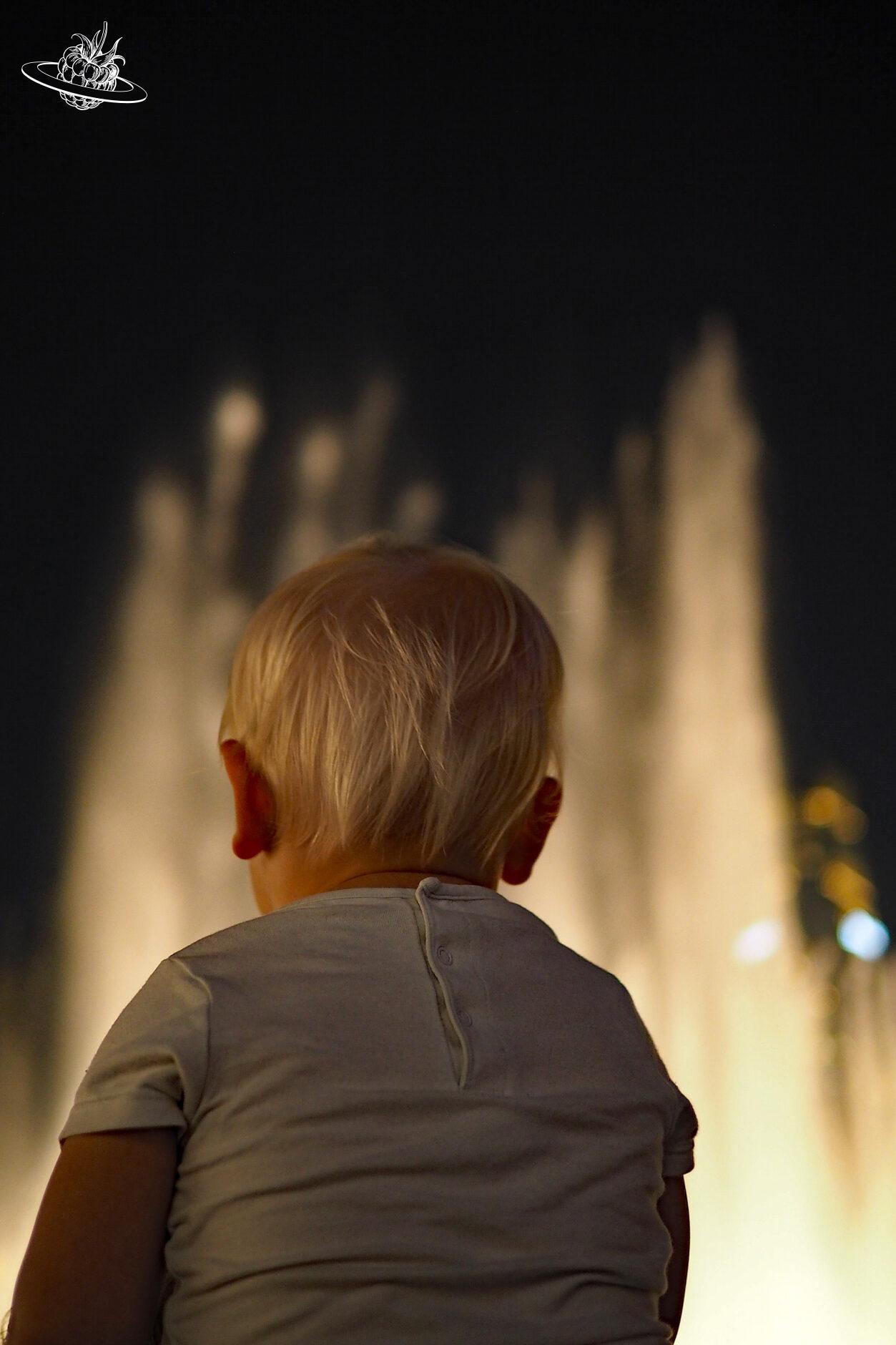 Bub schaut sich die Wasserspiele an