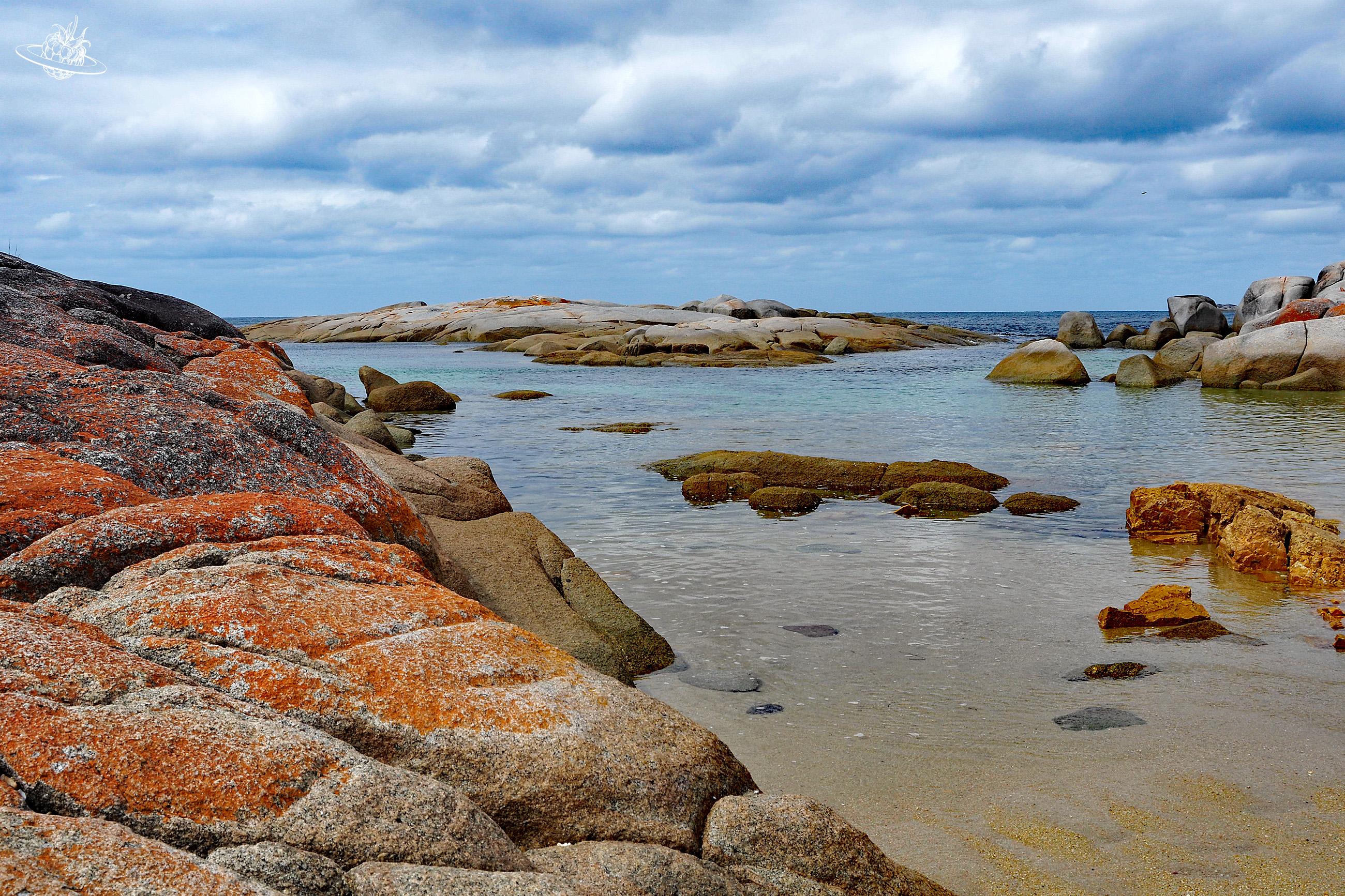 Binalong Bay Bucht orange Steine