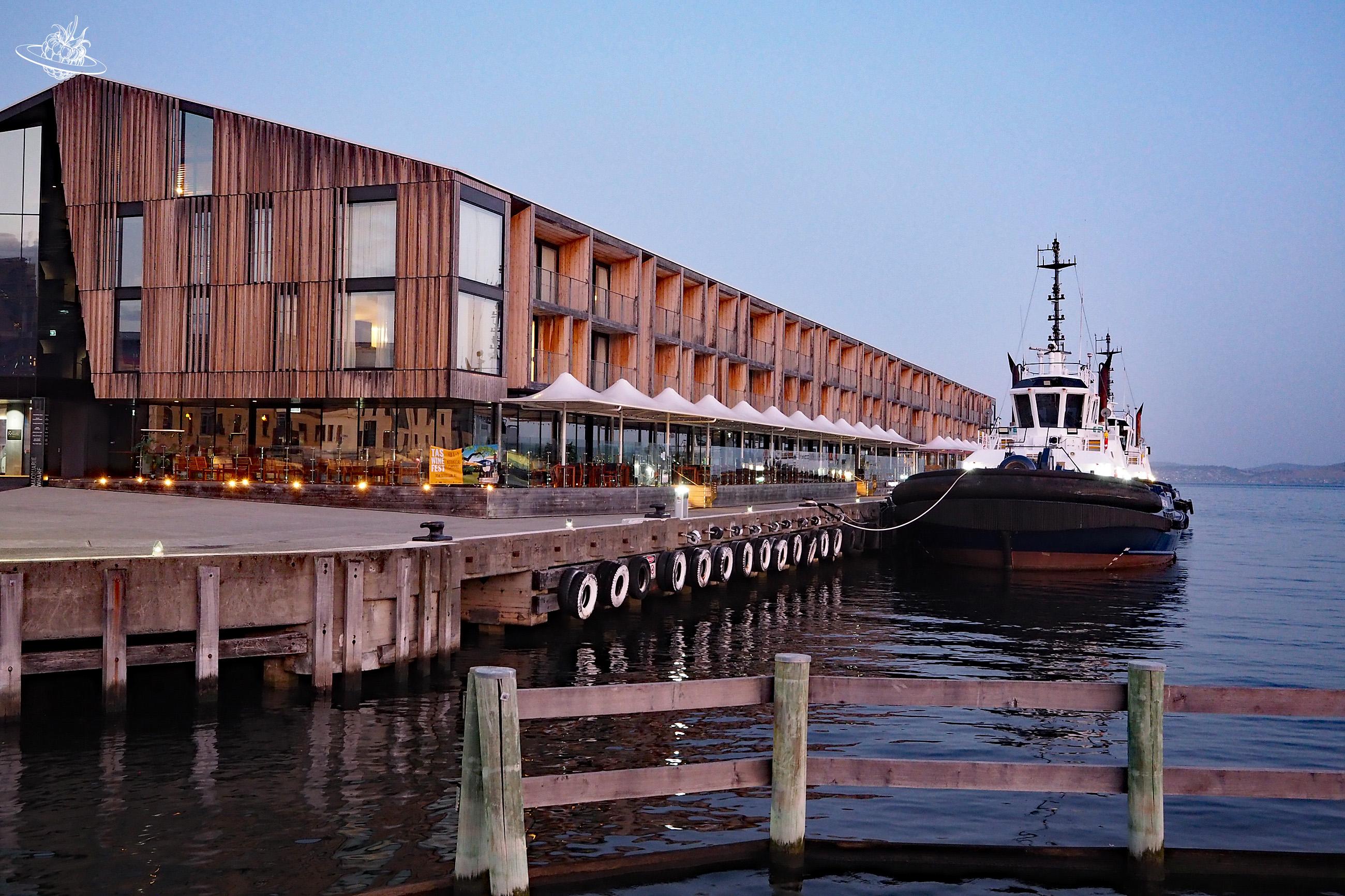 Der hübsche Hafen von Hobart mit dem Macq 01 Hotel