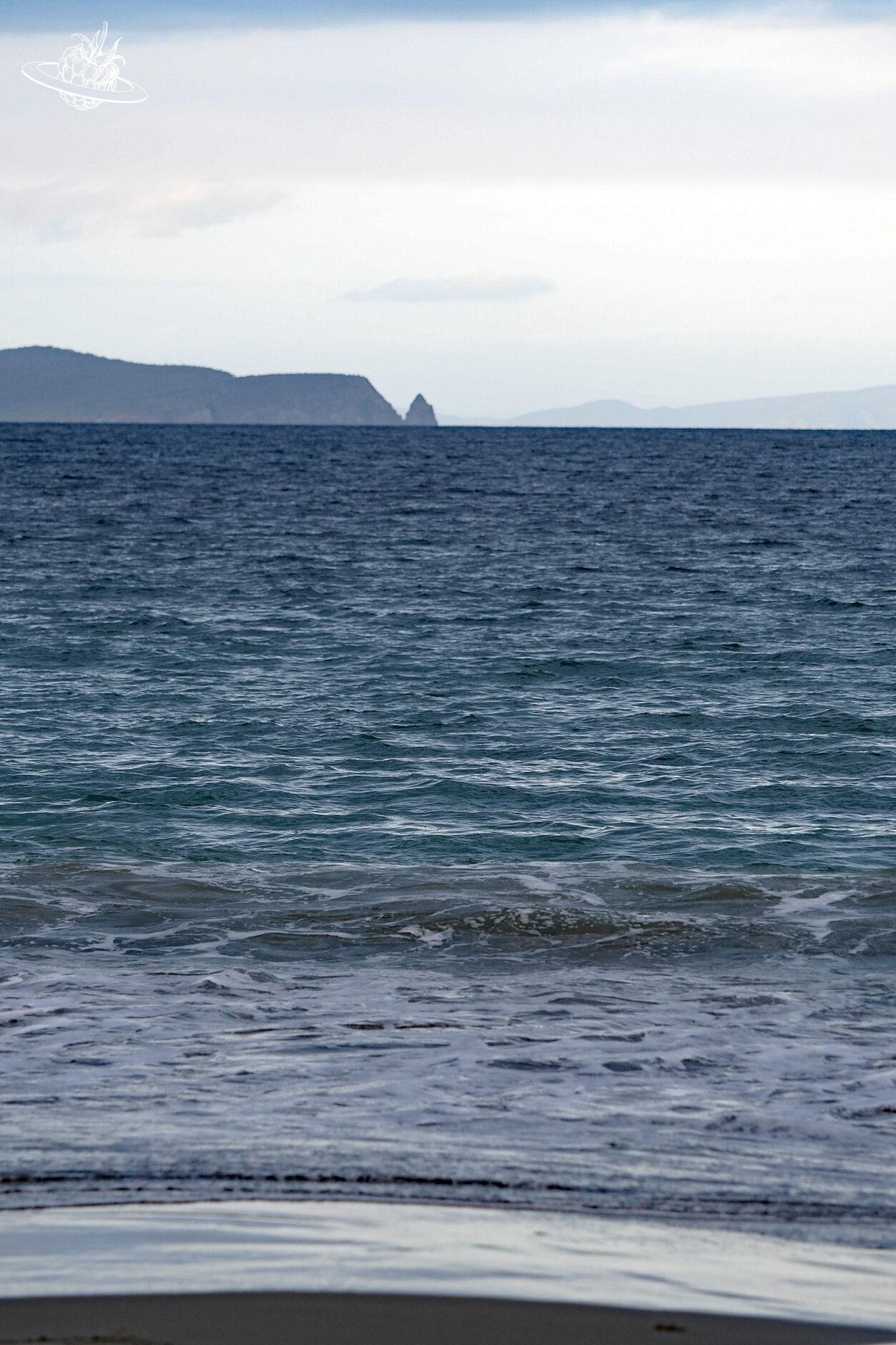 Teilweise raues Meer in Tasmanien