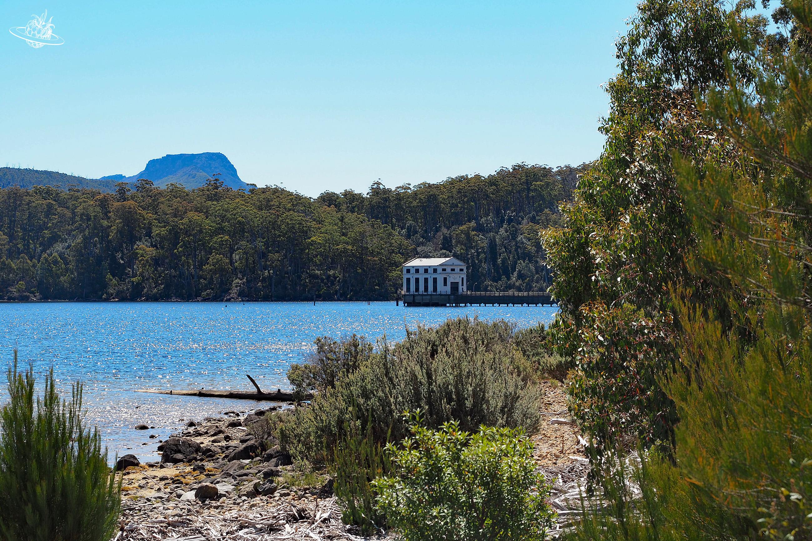 Haus mit Steg auf dem See in Tasmanien