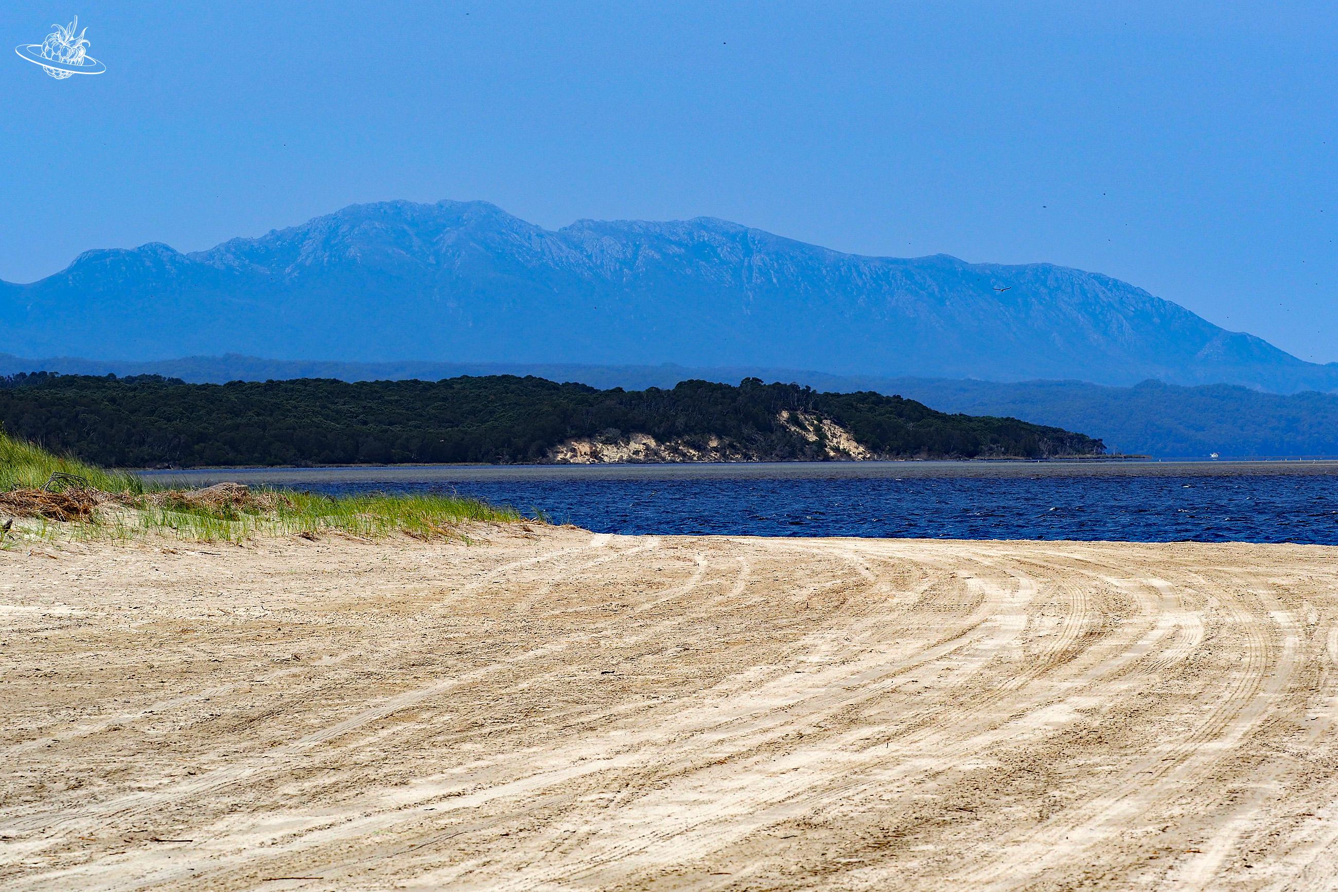 Entrance Island mit Leuchtturm in der Nähe von Strahan, Tasmanien