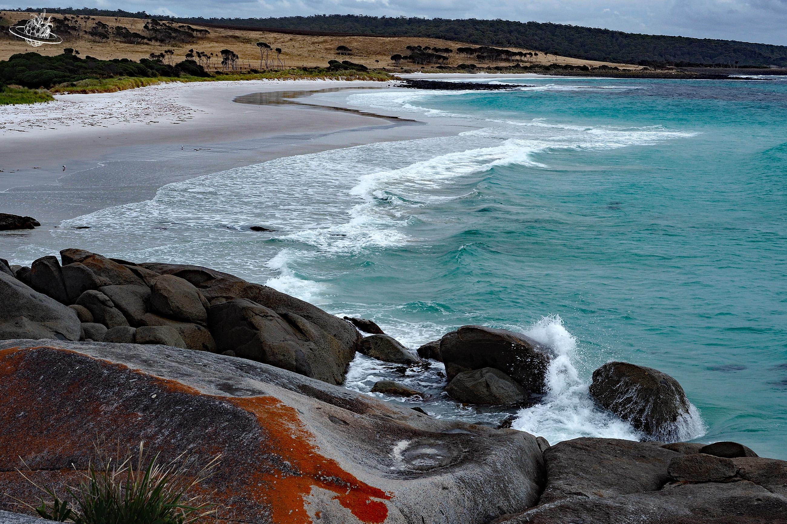 Reisetipp in Tasmanien: Weisse Sandstrände, orange Steine und türkisfarbenes Wasser