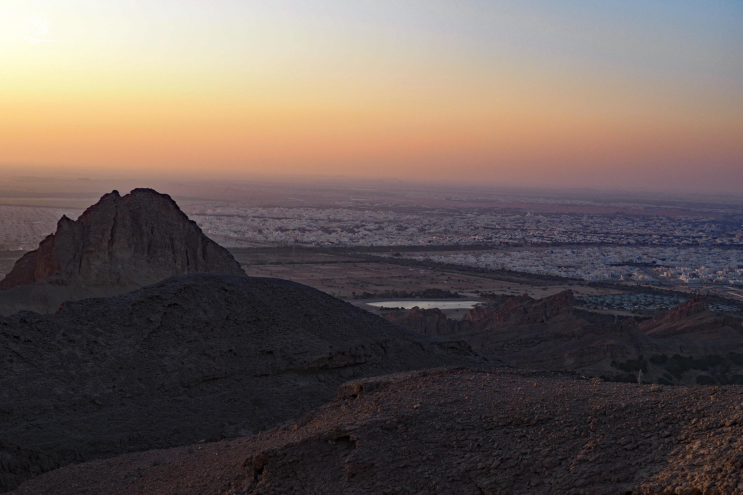 Sonnenuntergang über der Stadt bei Jebel Hafeet