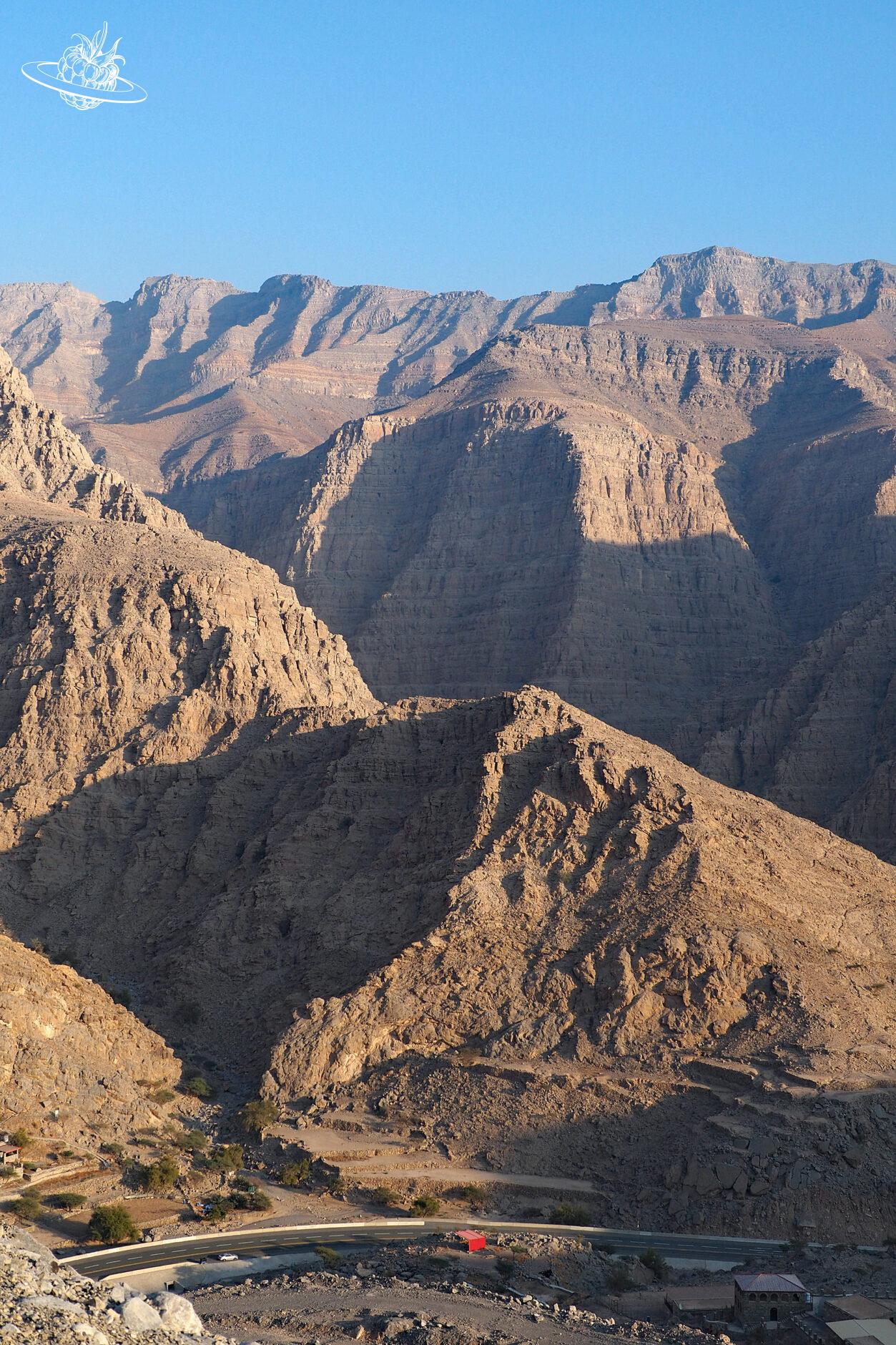 Kurvige Strasse: Gebirge Jebel Jais