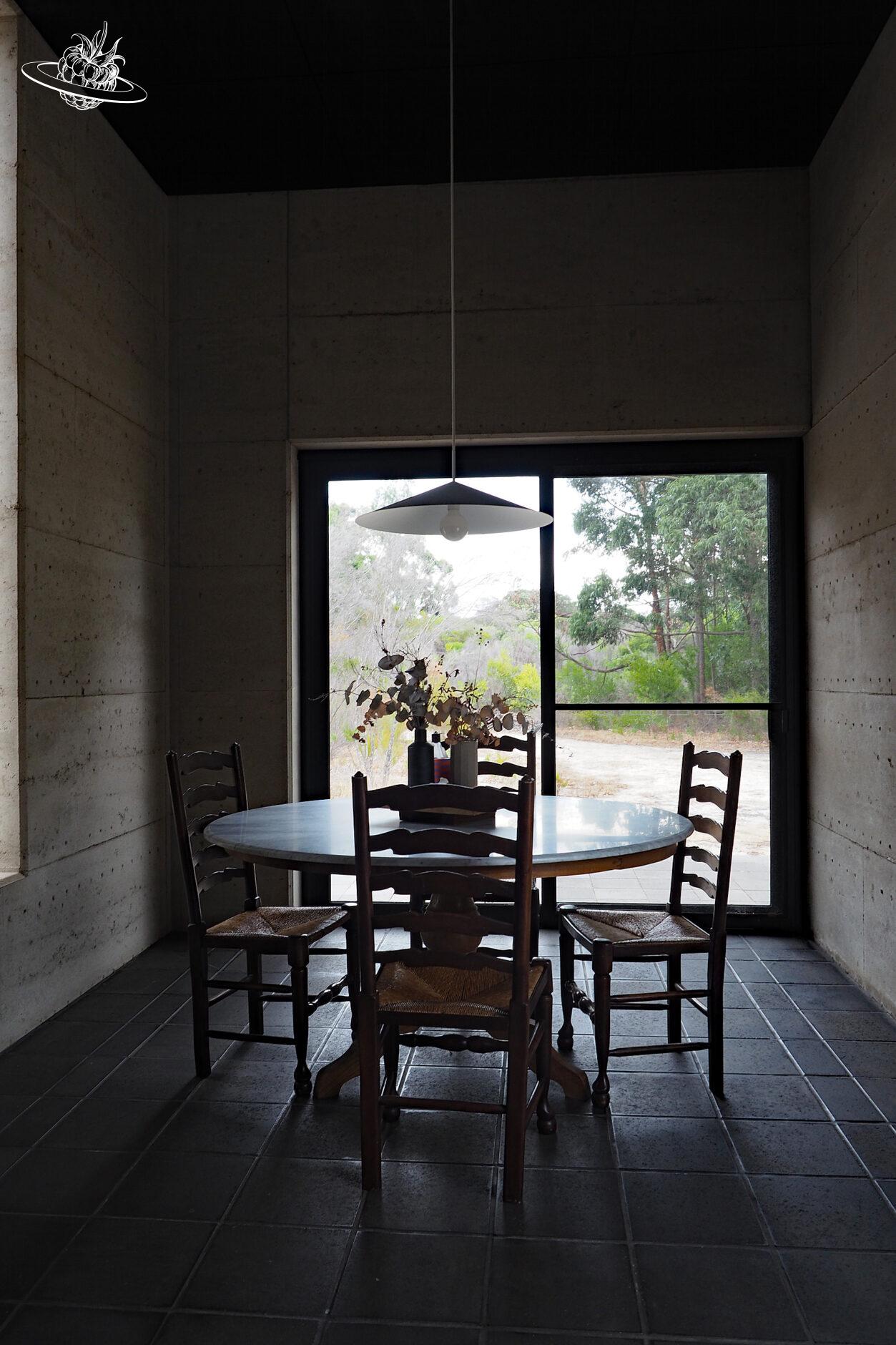 Reisetipp Margaret River Concrete and wood airbnb
