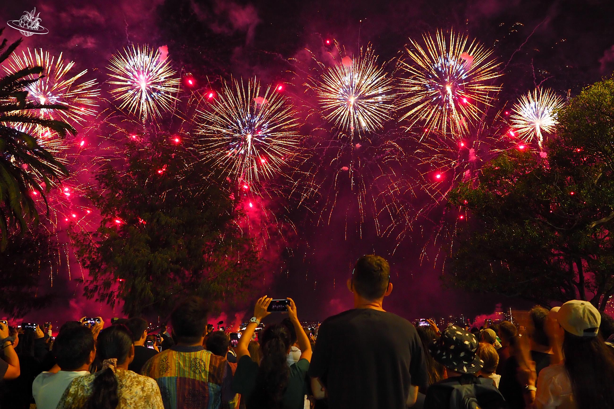 Ein schönes Feuerwerk am umstrittenen australischen Nationalfeiertag