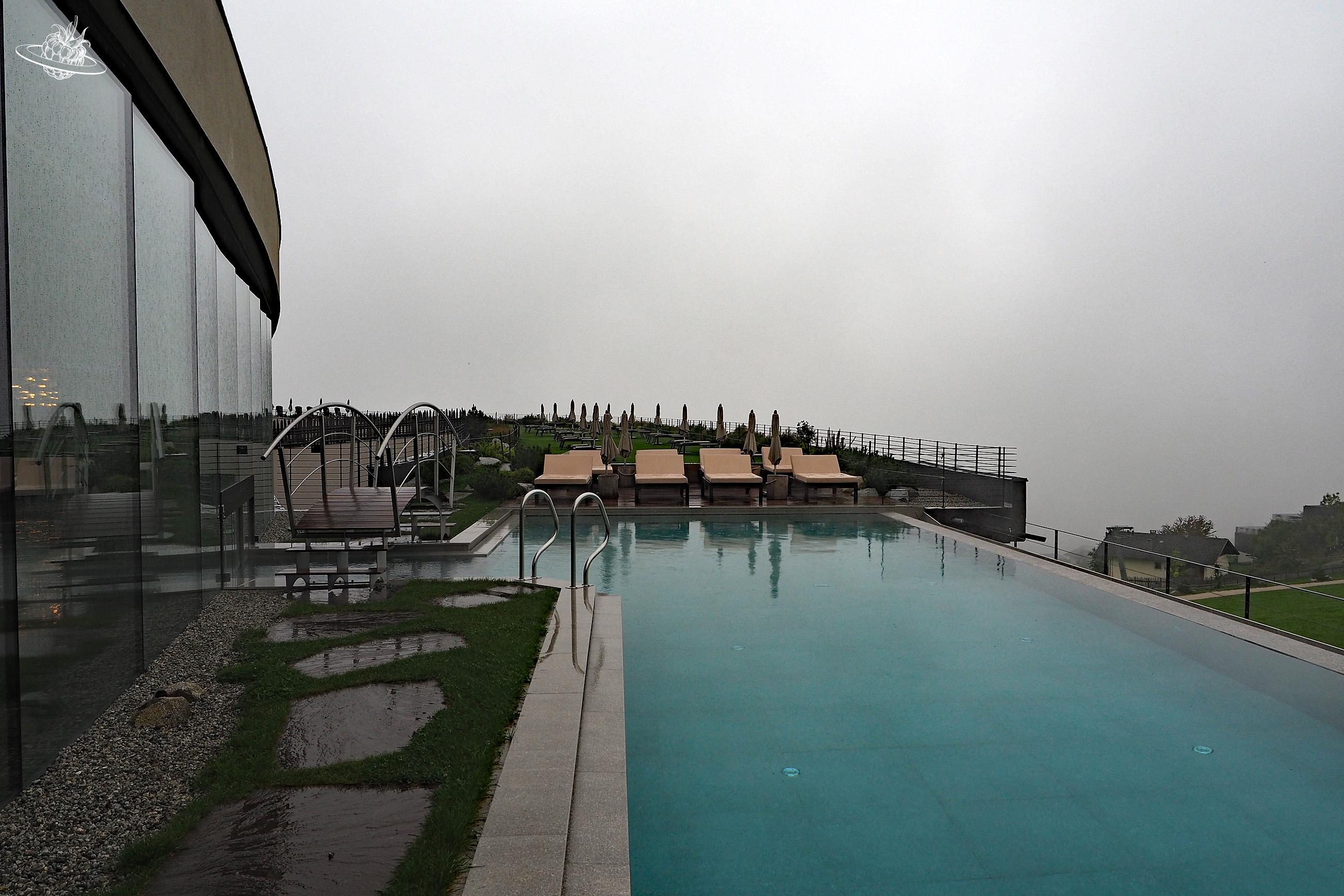 Mystisches Baden im Nebel im Outdoorpool