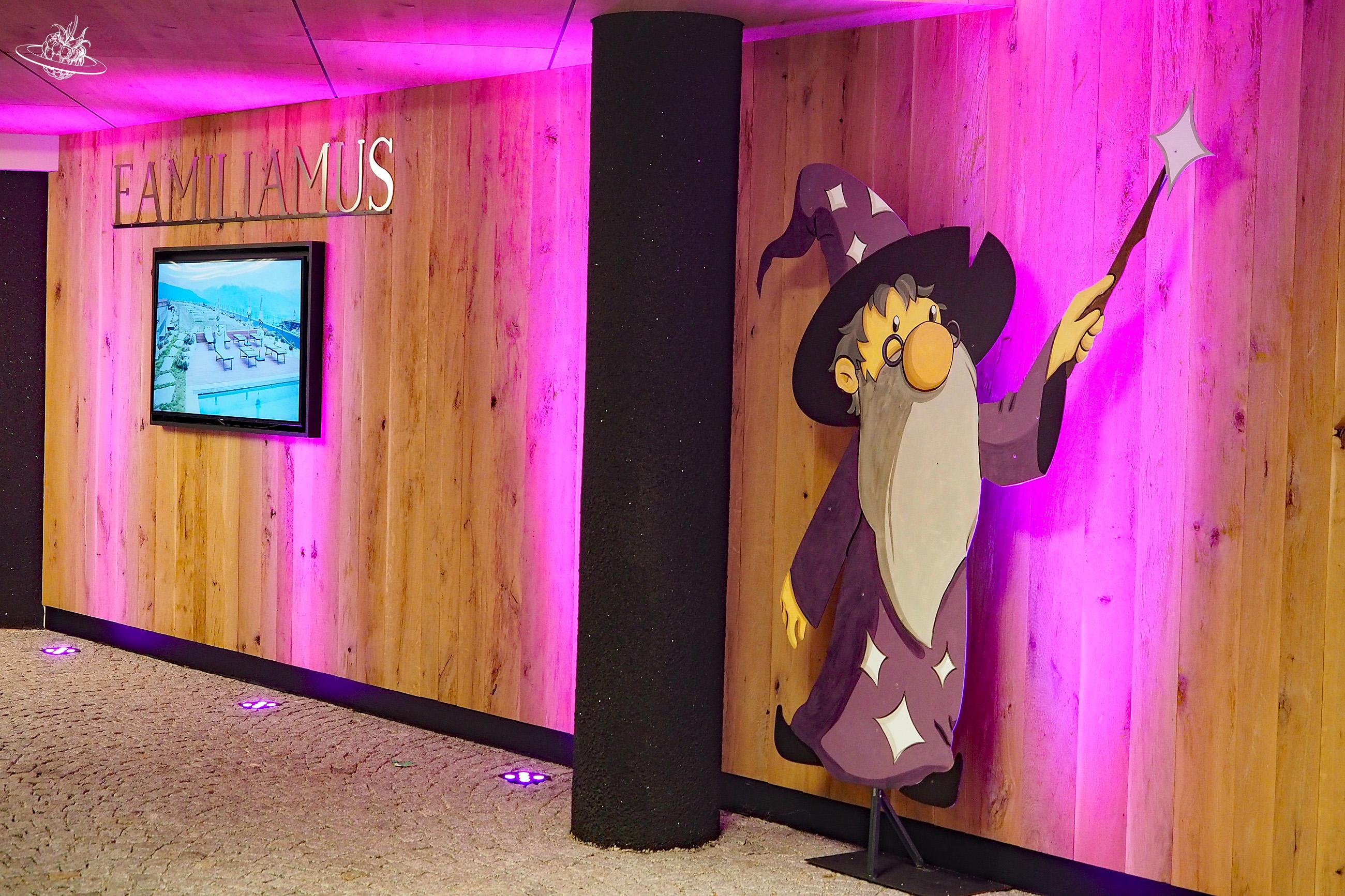 Schöne Garage im Kinderhotel. Violettes Licht und sehr kinderfreundlich