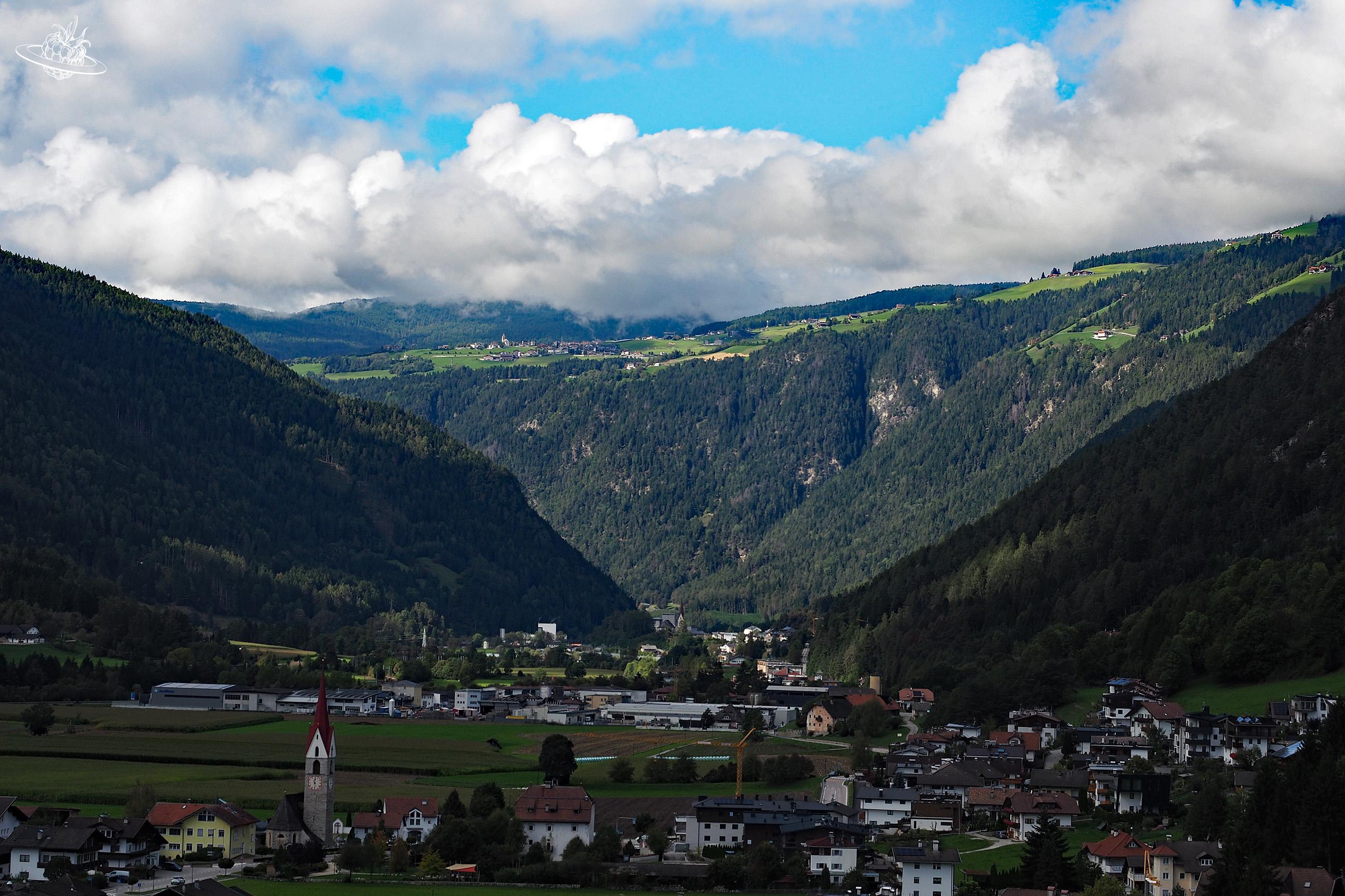 Aussicht über das Dorf und auf die Berge