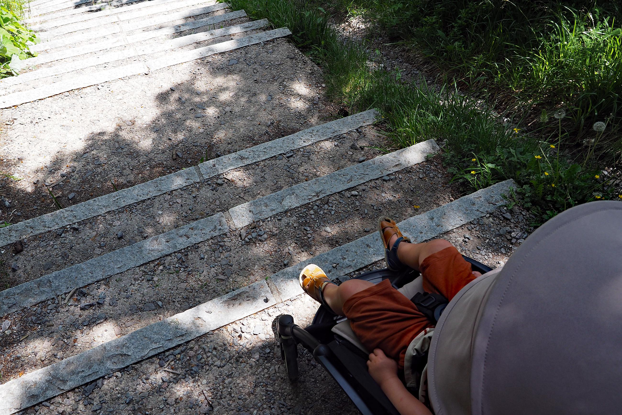 Wir haben den falschen Kinderwagenweg erwischt, denn hier sind Treppen