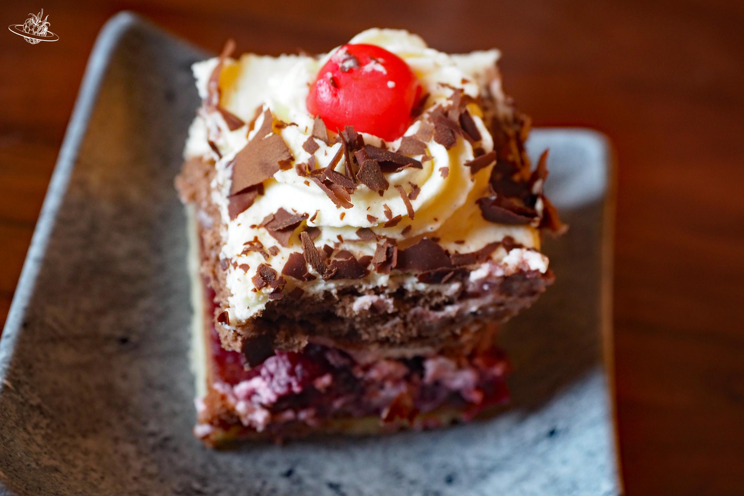 im Schwarzwald gibt es Schwarzwälderkuchen